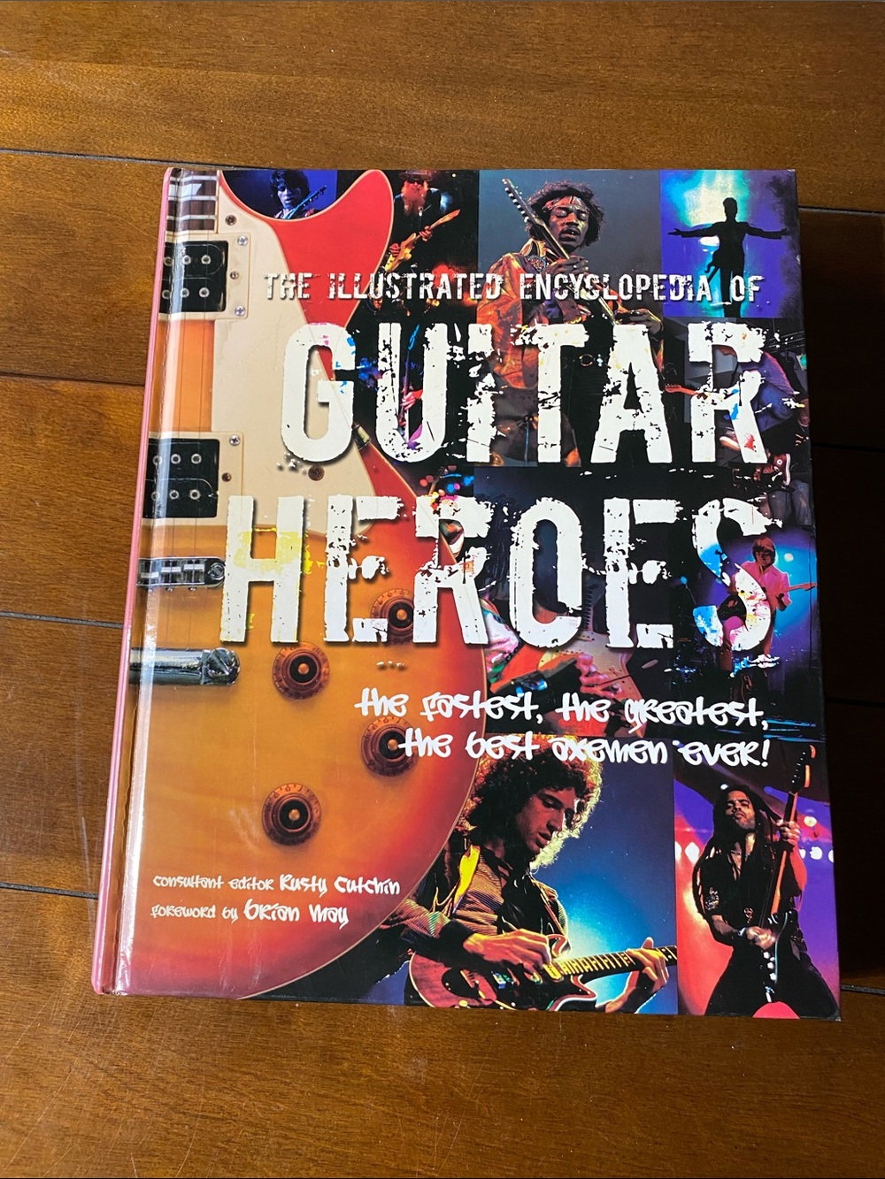 Hardcover The Illustrated Encyclopedia of GUITAR HEROES